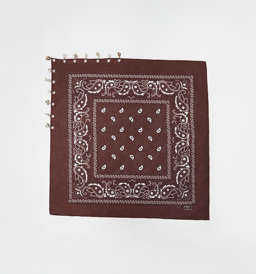 Pañuelo western con dijes