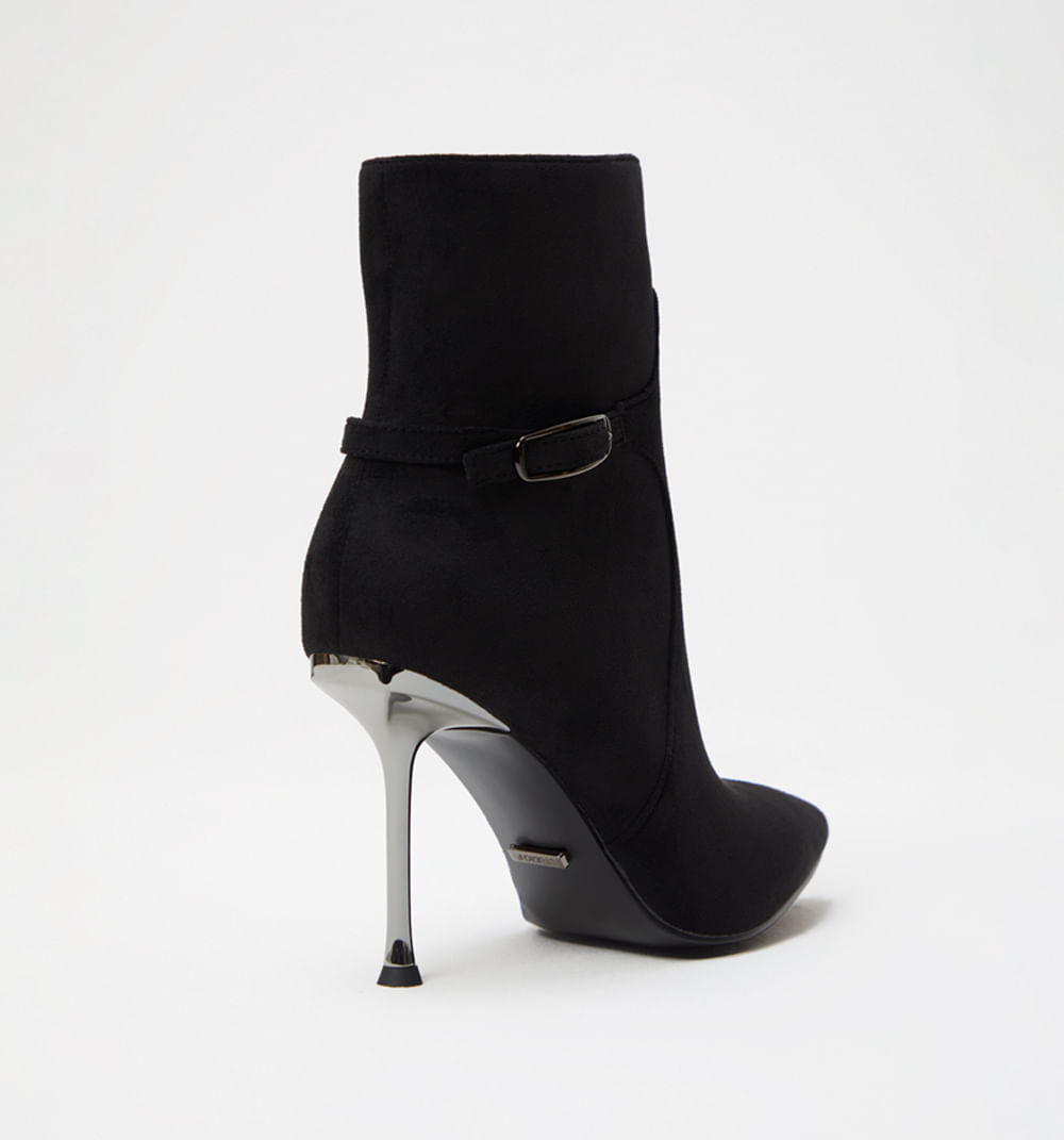 Botin con herraje decorativo