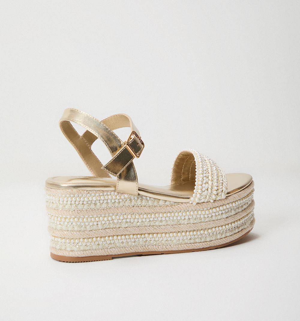 Sandalia planaforma con perlas capellada