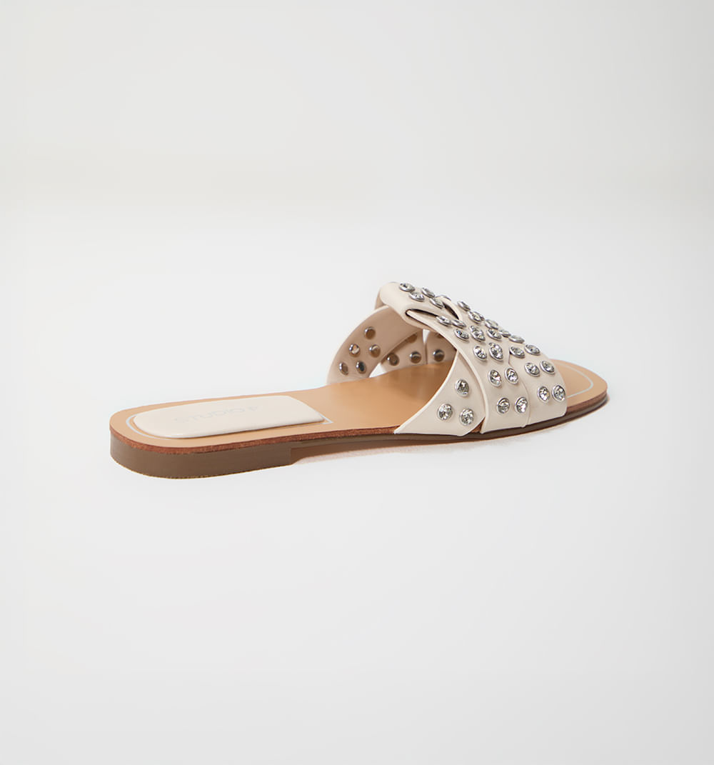 Sandalia cruzada con piedras brillantes