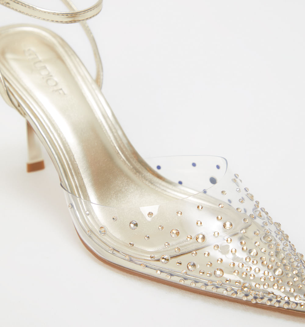 Zapato cerrado con capellada en vinilo