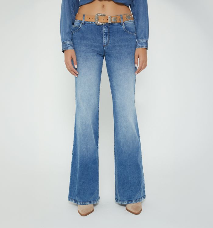 Jeans campana tiro bajo con cinturon