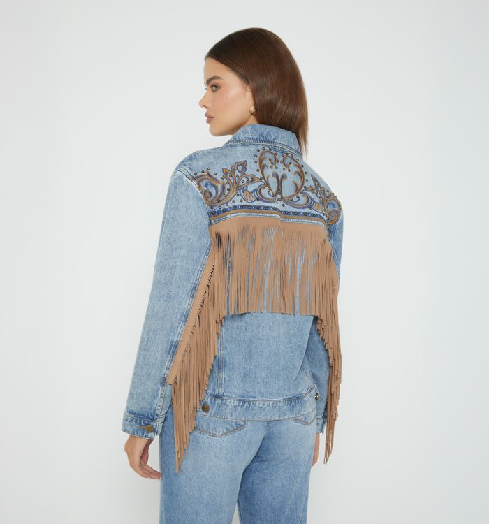 Chaqueta over size con bordado y taches
