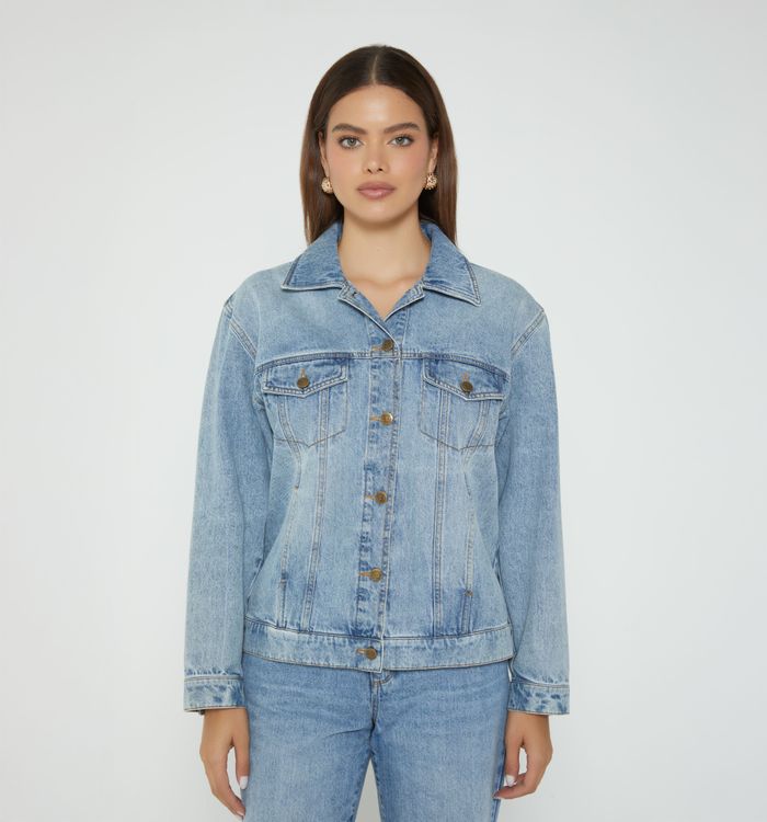 Chaqueta over size con bordado y taches