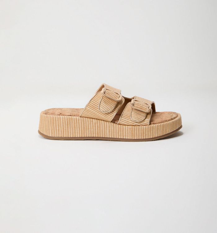 Sandalia plana con hebillas