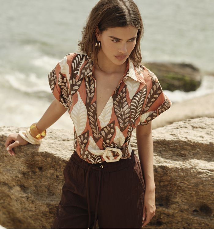 Blusa cruzada con hebilla