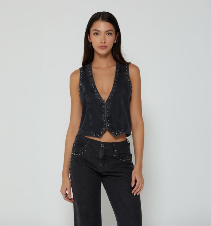 Chaleco  en denim con taches