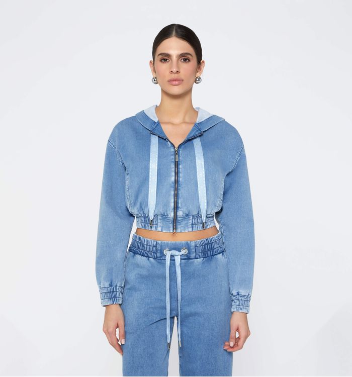 Chaqueta con cierre y capucha