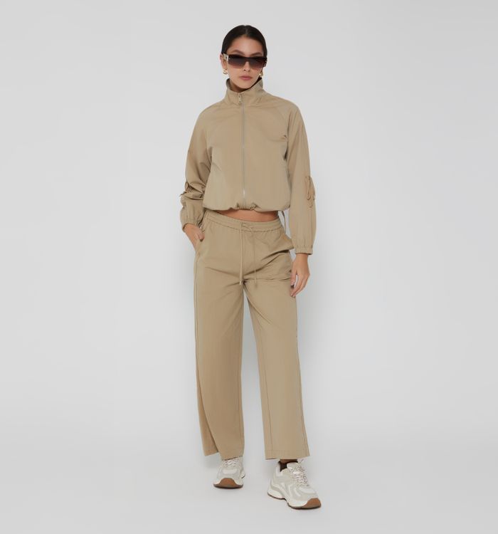 Pantalón con cordones al costado