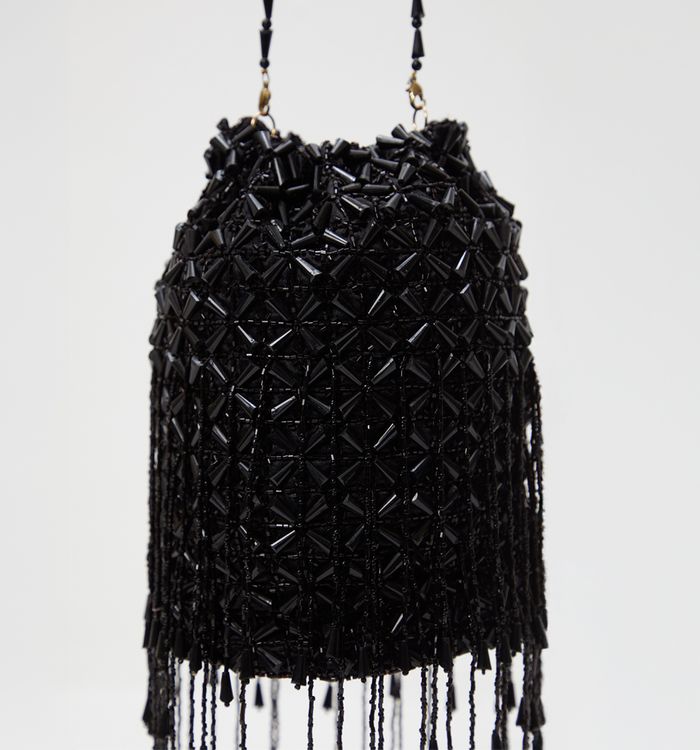 Bolso de mano con flecos en pedreria