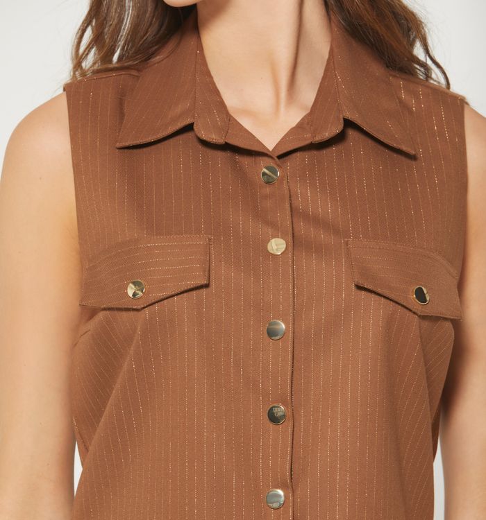 Blusa sisa con broches