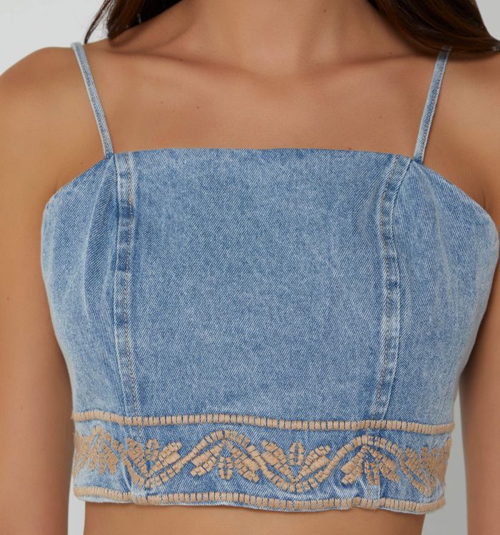 Blusa crop con tiras y bordado