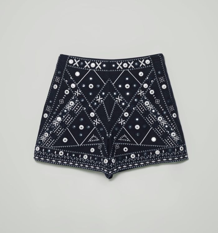 Short corto con bordados