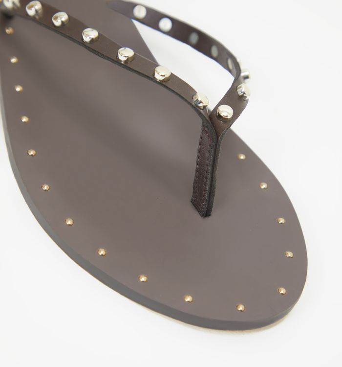 Sandalia plana con taches en cuero