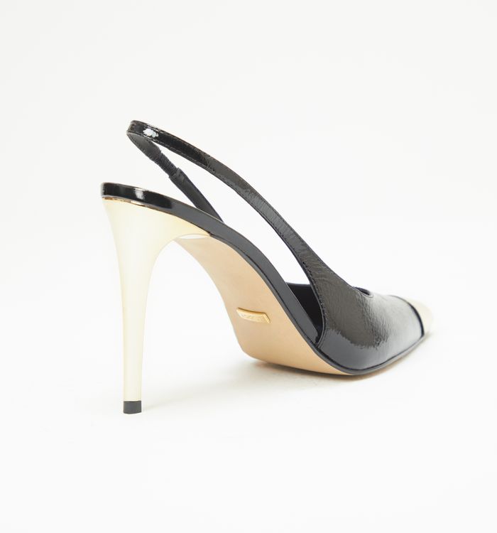 Zapato cerrado en cuero con puntera