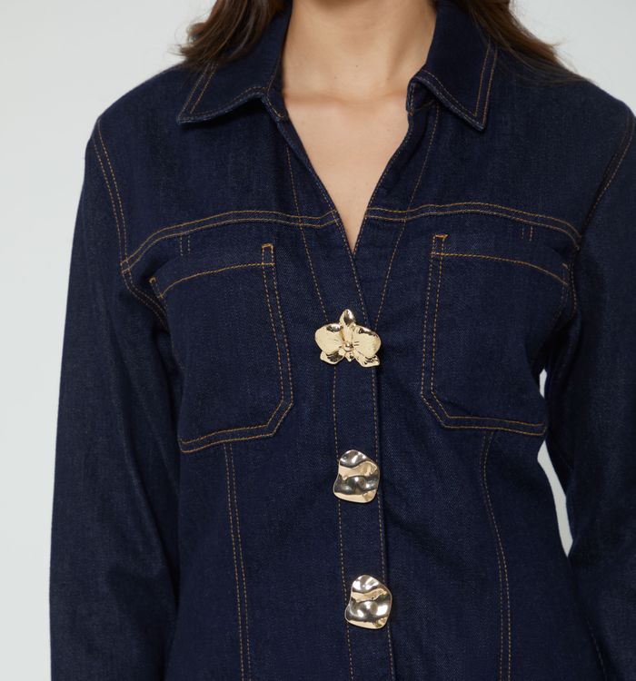 Chaqueta con botones irregulares