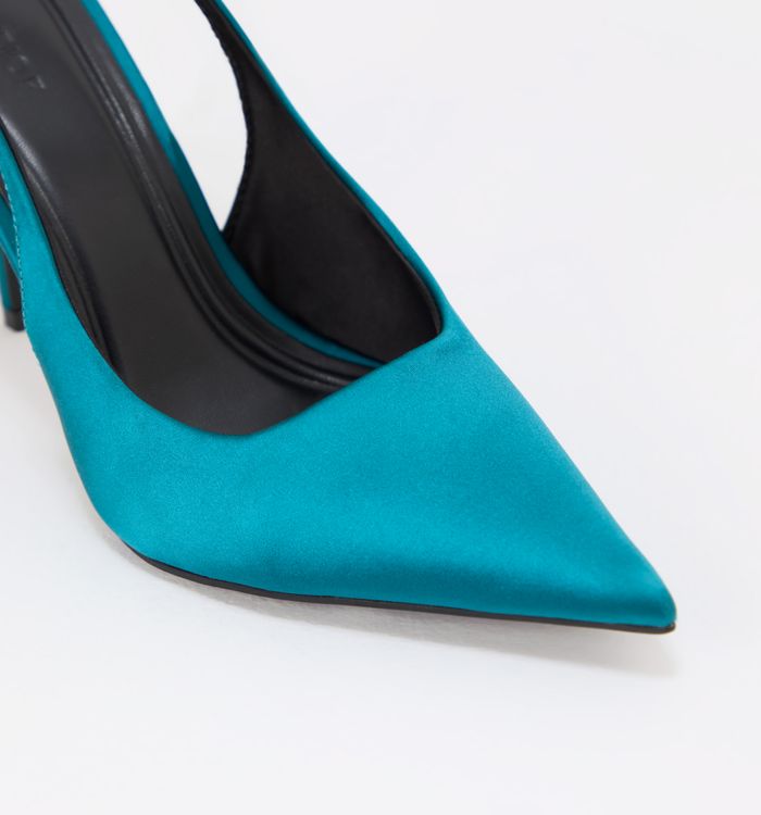 Zapato cerrado con doble hebilla