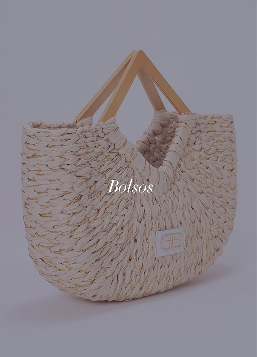 Foto de bolso de moda en material orgánico con asas de madera