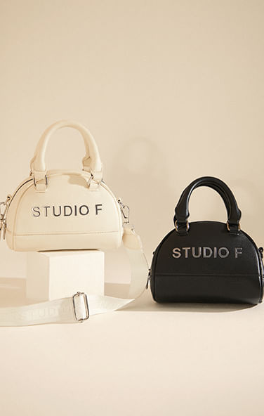 Foto de bolso de moda para mujer en color blanco y otro en color negro con el logo de la marca STUDIO F