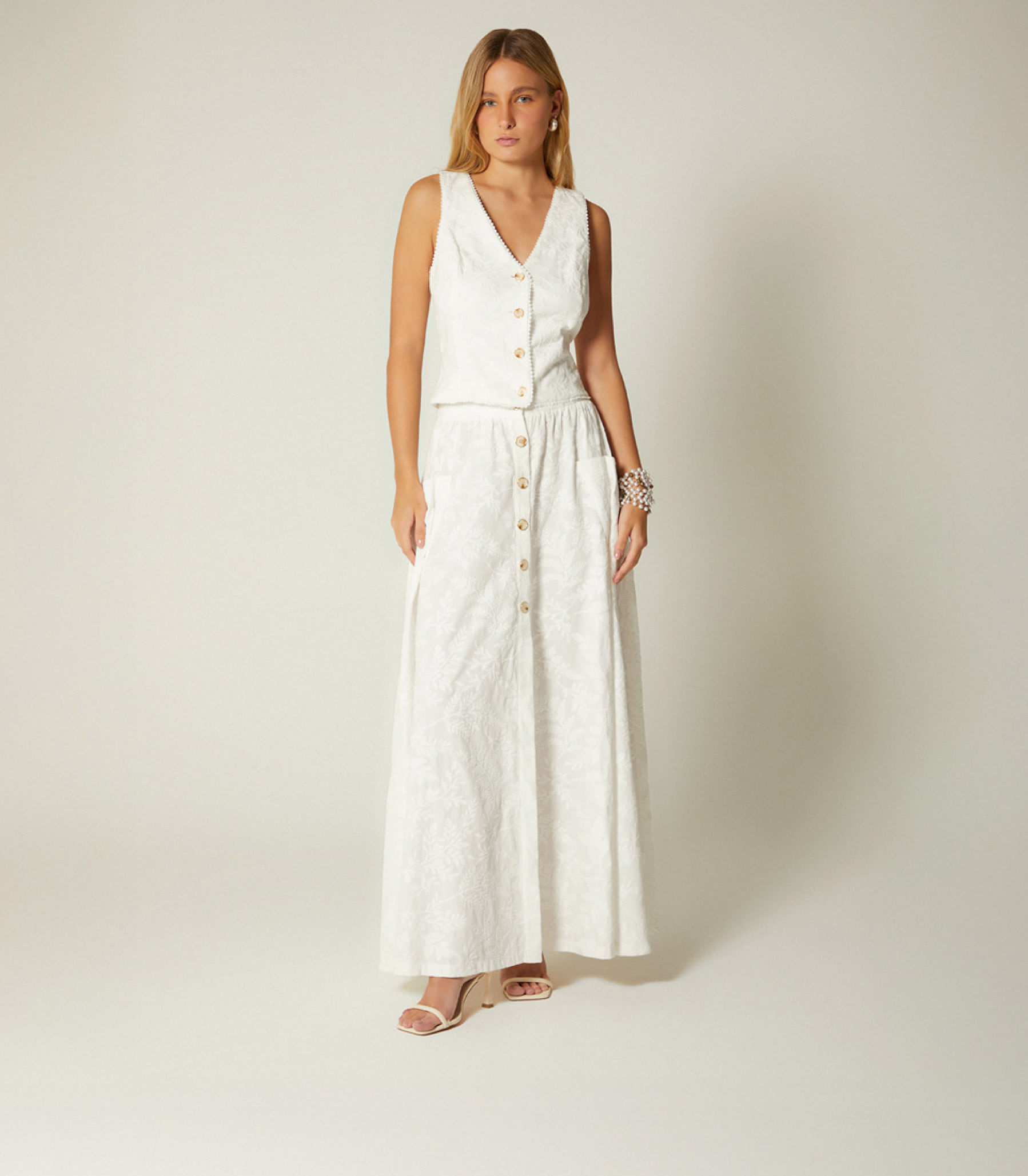 Modelo luciendo conjunto blanco de verano de Studio F