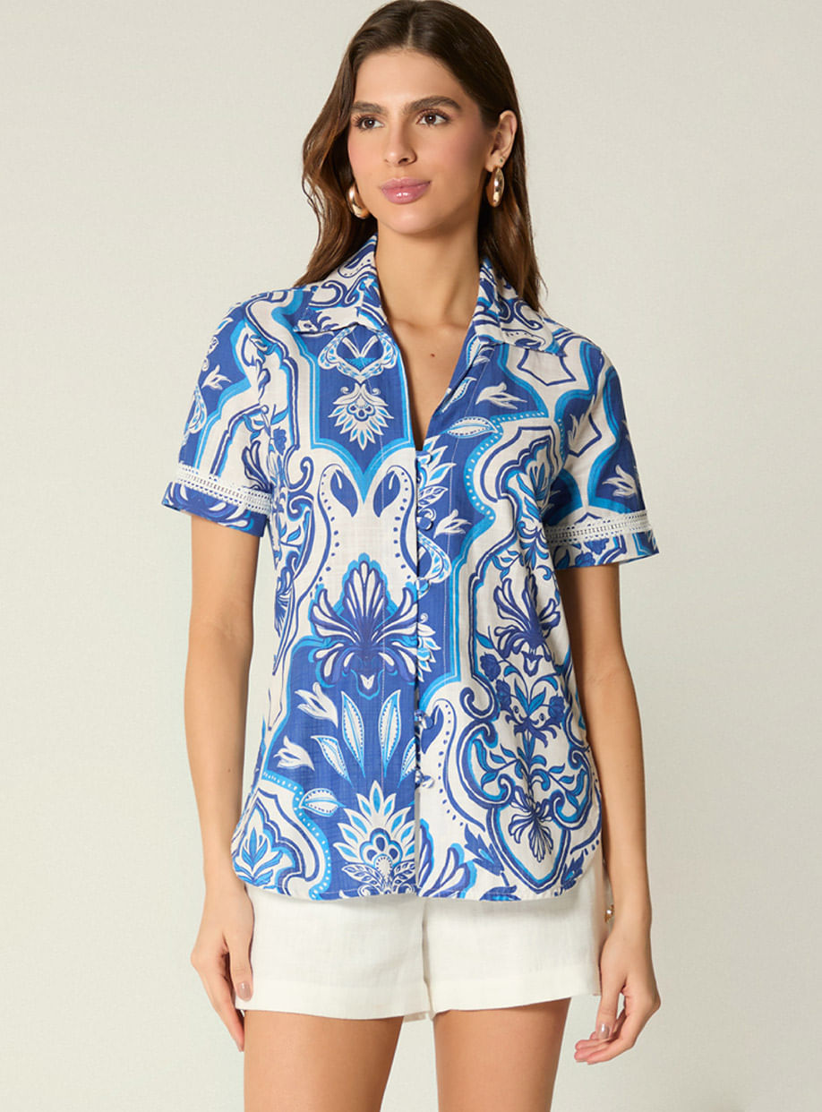 Mujer con blusa azul estampada y gafas negras de la marca StudioF
