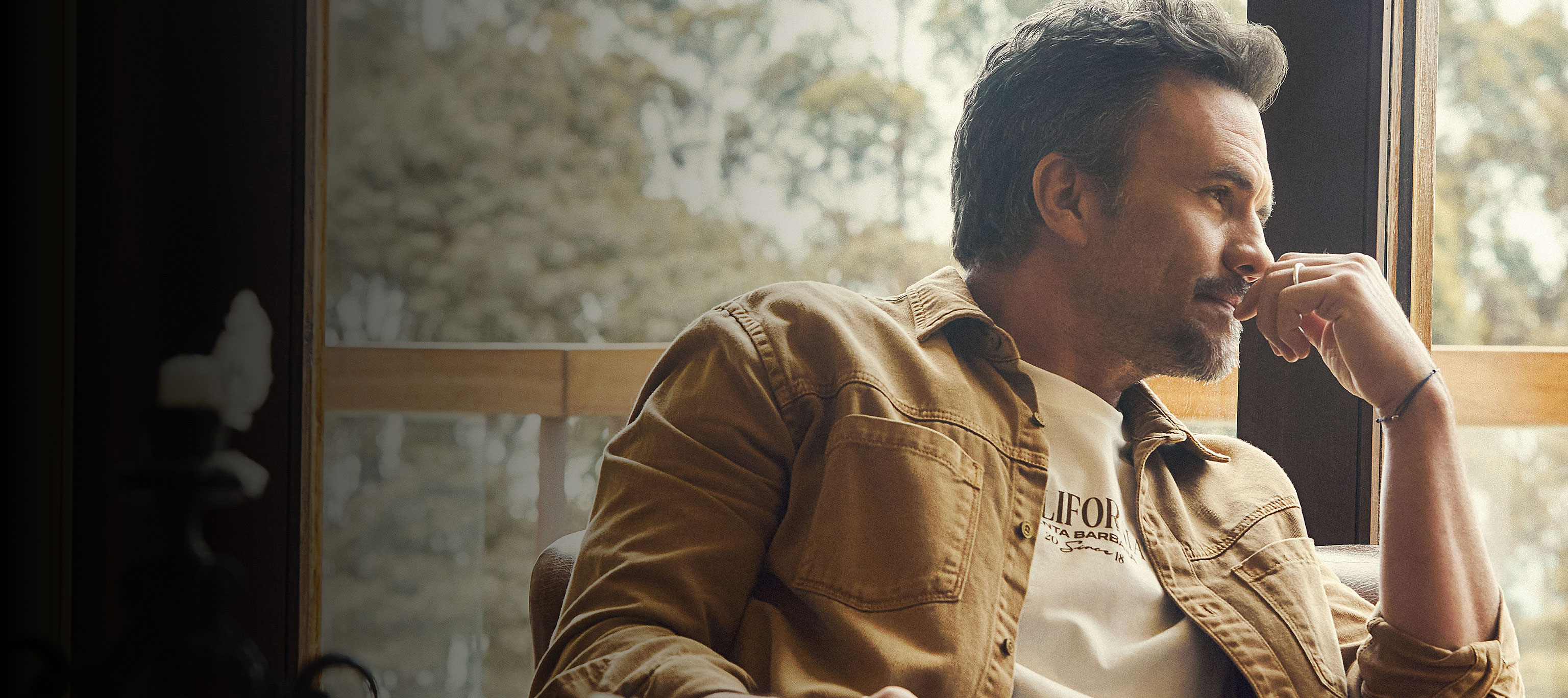 Foto de banner principal para campaña del día del padre con el actor Juan Pablo Raba