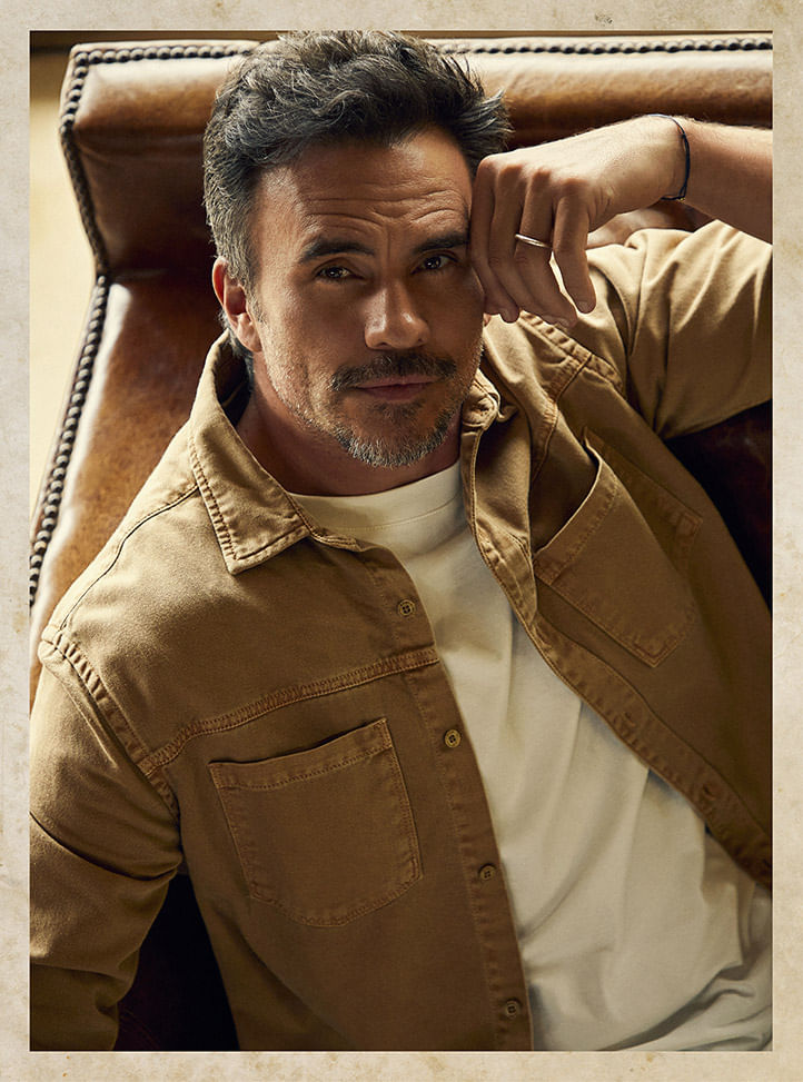 Actor Juan pablo raba luciendo look de Studio F MAN compuesto por: Jean, camisa blanca, chaqueta y zapatos casuales