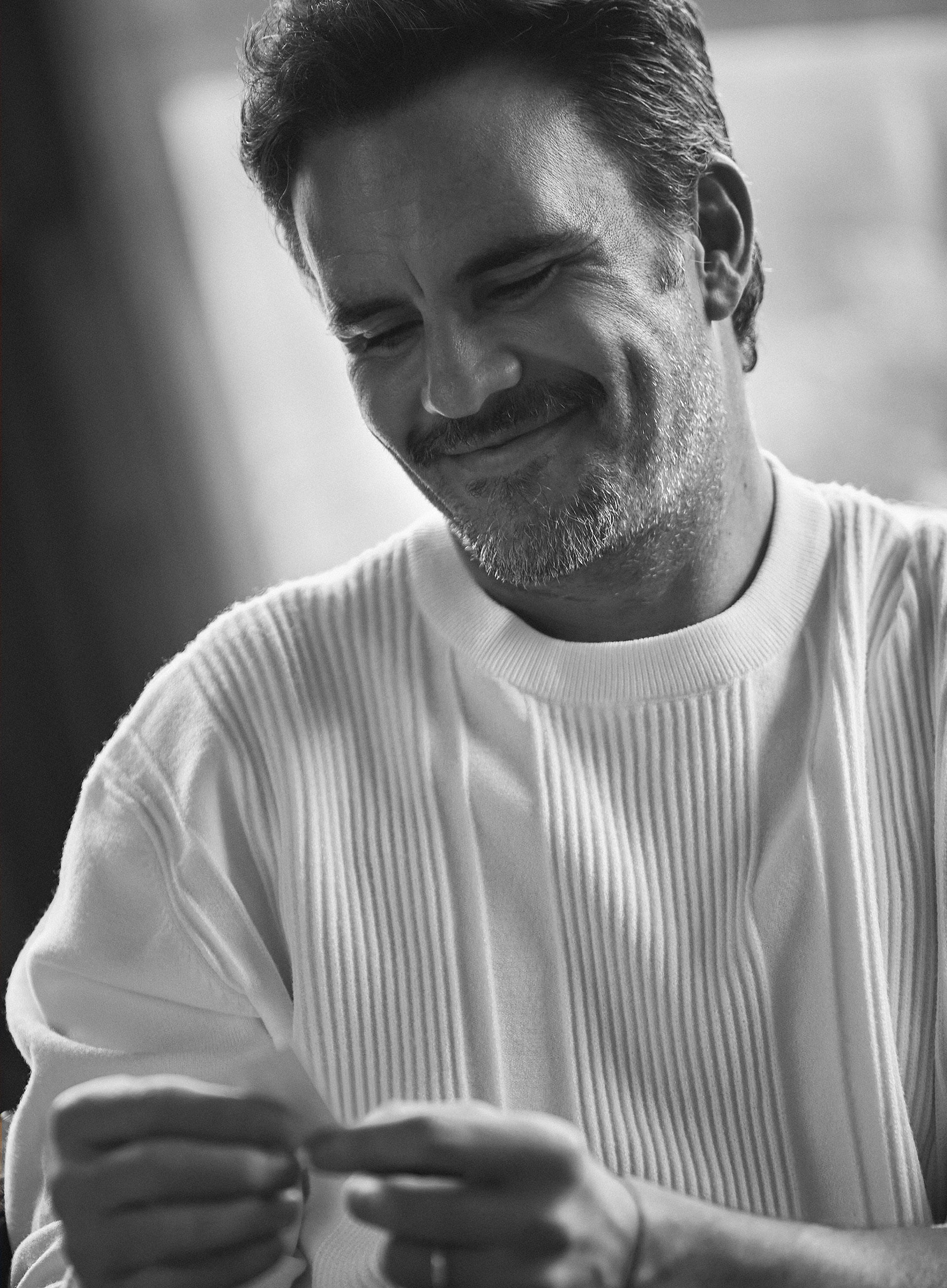 Foto en blanco y negro  del actor Juan Pablo Raba para campaña de Studio F MAN 