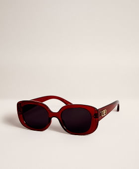 Gafas de sol rojas estilo fashion, accesorio ideal para complementar outfits de San Valentín