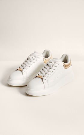 Tenis blancos para mujer, perfectos para outfits casuales de San Valentín.  Estilo moderno y cómodo.