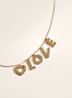 Collar dorado con letras LOVE, accesorio ideal para looks románticos de San Valentín