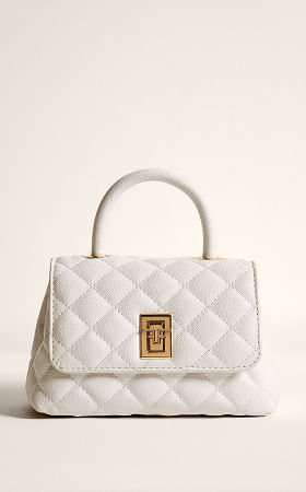 Bolso blanco acolchado para mujer, accesorio sofisticado para complementar outfits románticos y elegantes