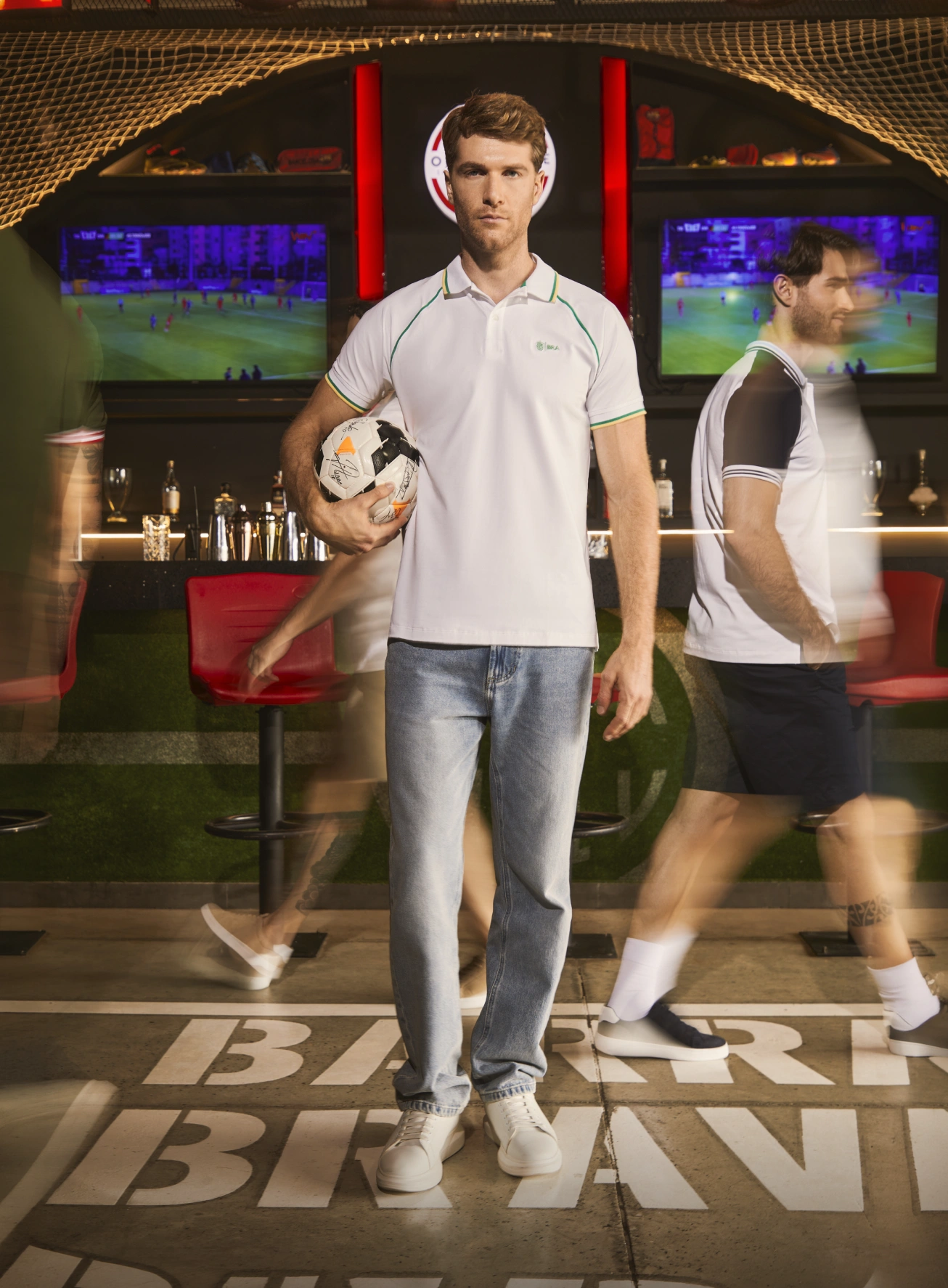 Un polo para hombre inspirado en Brasil con detalles modernos y una propuesta versátil para diferentes estilos.