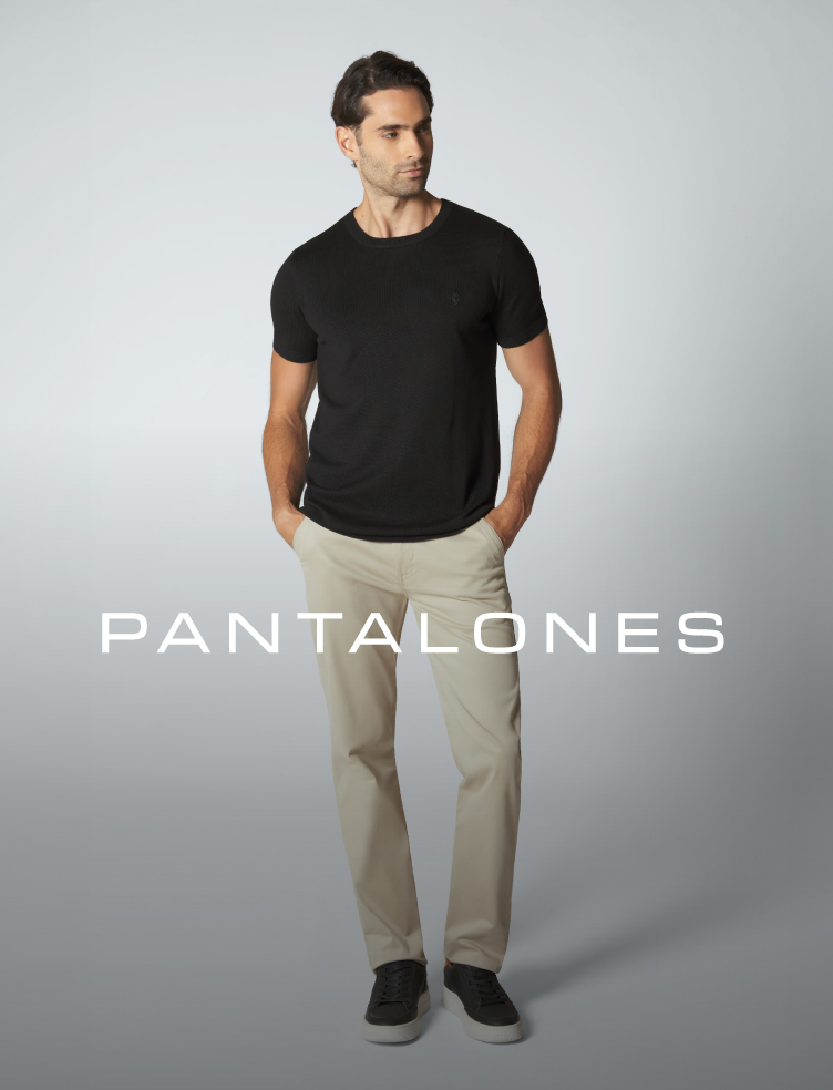 Hombre vistiendo look casual compuesto por: Pantalón y blazer en color azul oscuro, camiseta color terracota y zapatos casuales