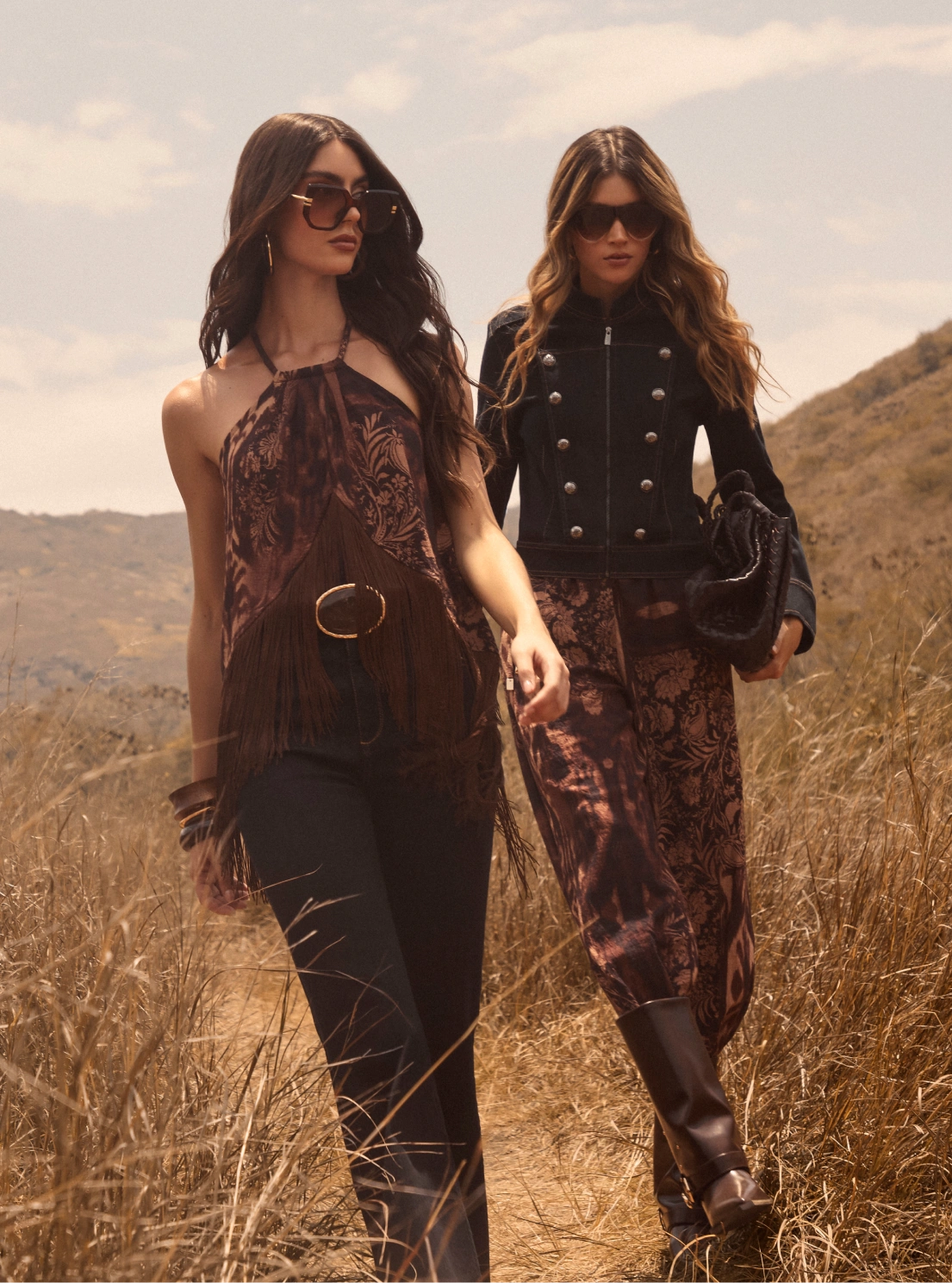 Dos mujeres con outfits en tonos negro y café de la colección Fall Studio F