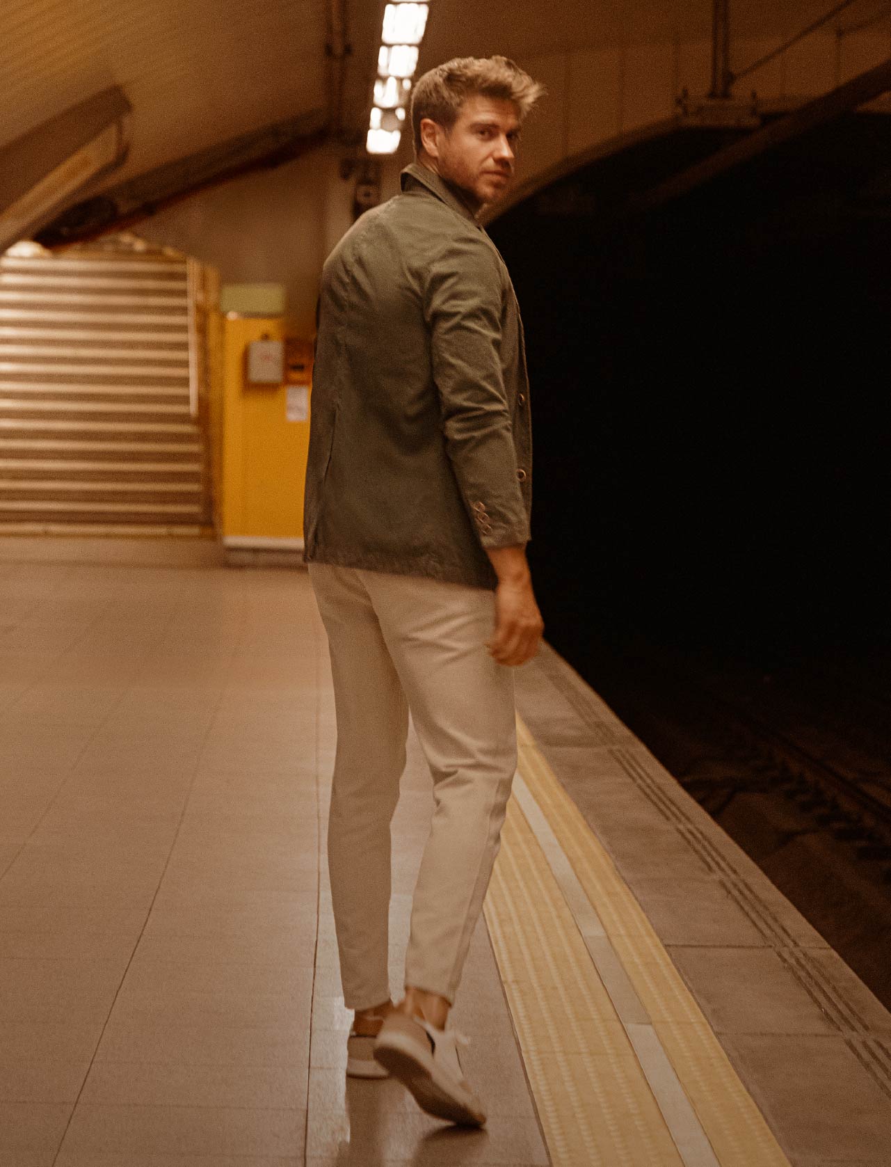 Hombre vistiendo look casual compuesto por: Pantalón y blazer en color azul oscuro, camiseta color terracota y zapatos casuales