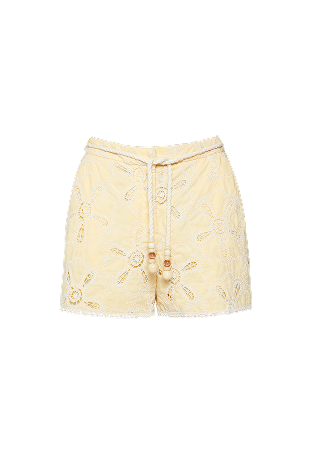Foto silueta de short amarillo claro bordado de la marca Studio F. Moda para primavera mujer.