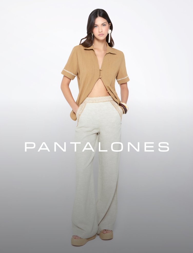 Foto de mujer en blanco y negro luciendo pantalon palazzo y blusa strapless de la marca Studio F