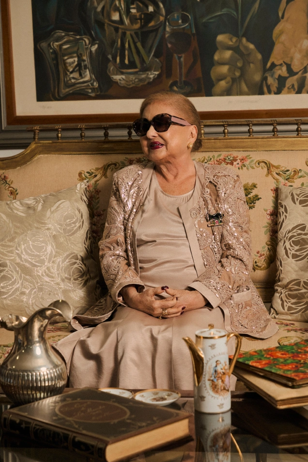 Faride Hazzi, fundadora de Studio F Retrato de Faride Hazzi, fundadora de Studio F, en una escena elegante que evoca la esencia femenina y la visión que dio origen a la marca.