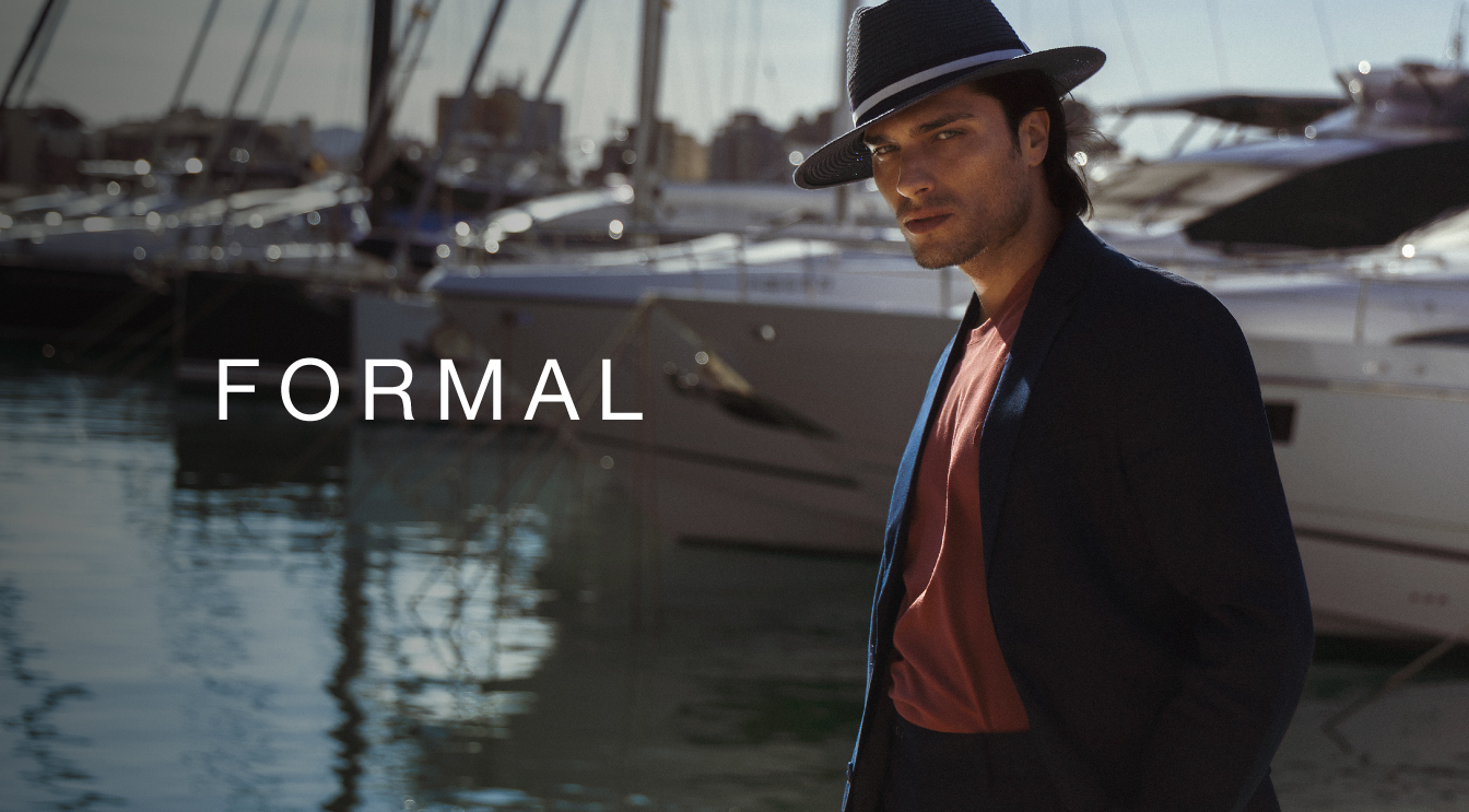 Hombre luciendo blazer azul claro y camiseta blanca