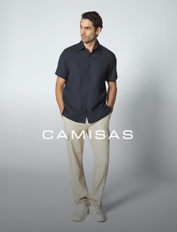 Hombre vistiendo bermuda blanca, camisa manga larga azul, gafas de sol y sombrero