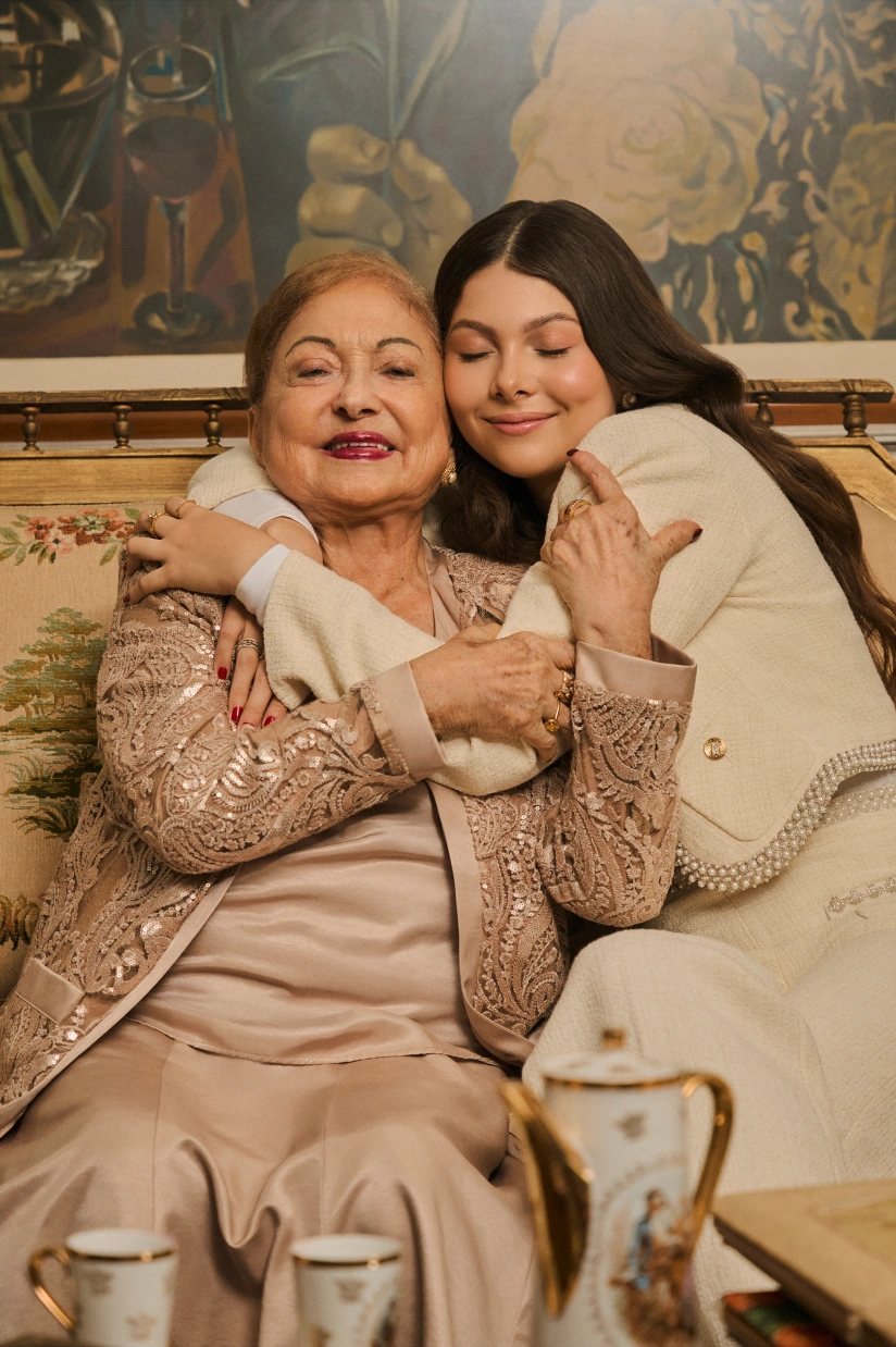 Abrazo de generaciones Retrato de dos generaciones en un abrazo cálido que representa la inspiración, la esencia femenina y la continuidad de Studio F.