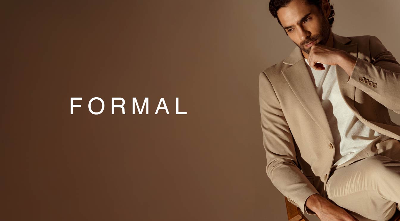 Hombre luciendo blazer azul claro y camiseta blanca