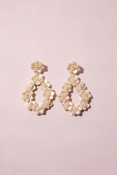 Aretes blancos en forma floral de la marca Studio F