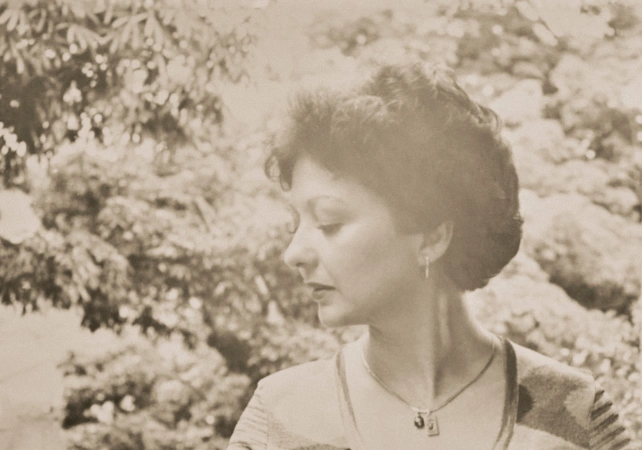 Retrato de Faride Hazzi Fotografía de archivo de Faride Hazzi en su juventud, evocando la inspiración creativa y la visión femenina que dieron origen a Studio F.
