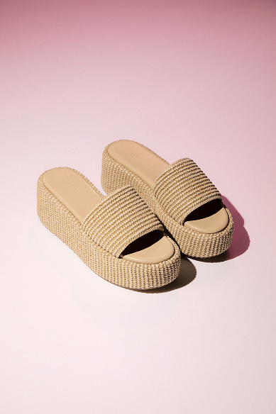 Foto de sandalias beige de plataforma Studio F.