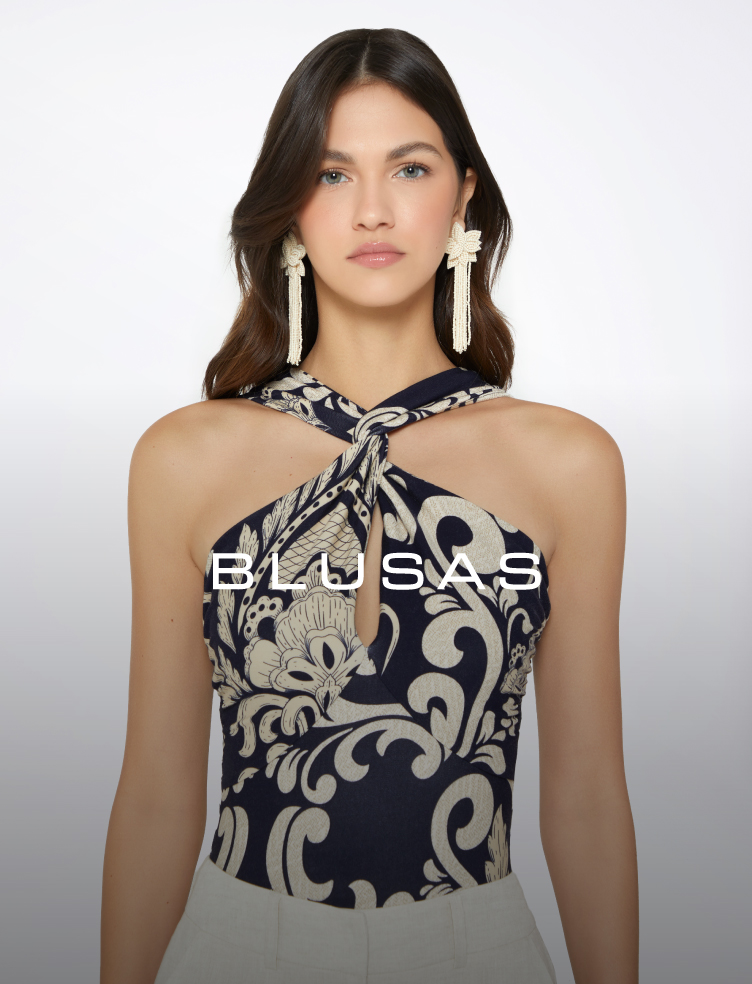 Foto en blanco y negro de mujer luciendo blusa halter y pantalon