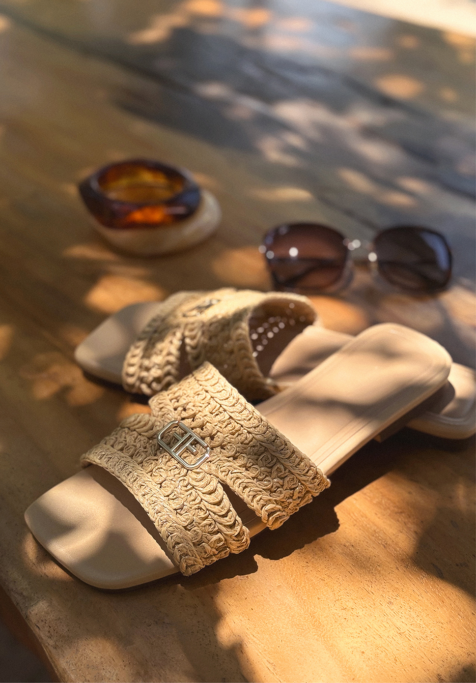 foto en plano entero de sandalias para mujer en color beige con tejido organico de la marca Studio F