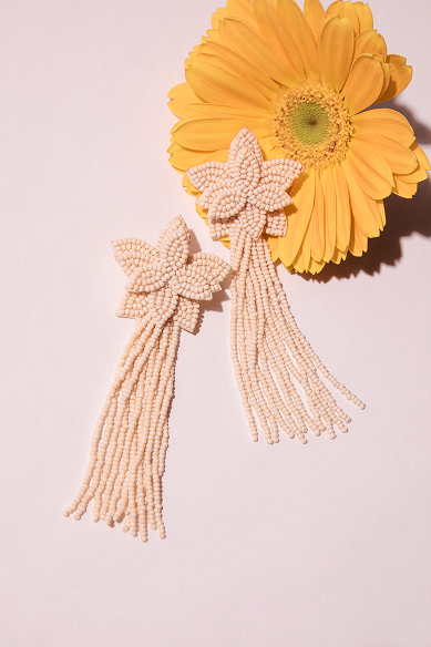 Foto de aretes blancos largos con diseño floral