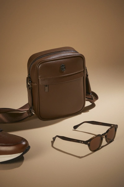 Accesorios para hombre que combinan diseño moderno y funcionalidad para complementar cualquier look.